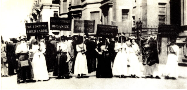 С осуждением капиталистической практики эксплуатации детского труда выступают участницы демонстрации в Нью-Йорке в начале XX в.