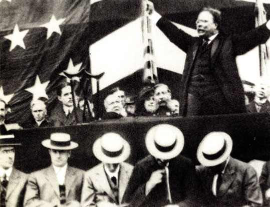 Избирательная кампания в разгаре. Теодор Рузвельт в характерной для него позе воинствующего проповедника.
