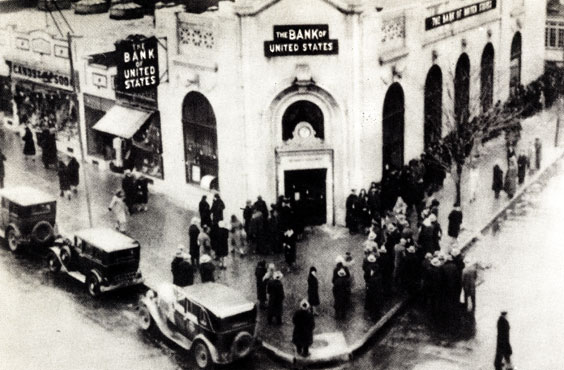 5 марта 1933 г. были закрыты все банки США; собравшимся у их дверей мелким вкладчикам капитала кризис принес разорение