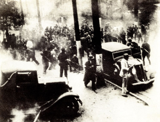 Полицейские и агенты ФБР с оружием в руках разгоняют бастующих рабочих в Питтсбурге. 1933 г.