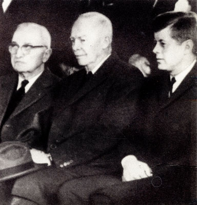 Главы трех послевоенных администраций США. Слева направо: Гарри Трумэн, Дуайт Эйзенхауэр и Джон Кеннеди.