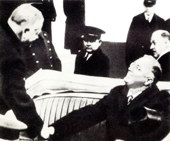 Герберт Гувер поздравляет Франклина Д. Рузвельта с победой на выборах. На 12 лет в Белом доме утверждается новый хозяин