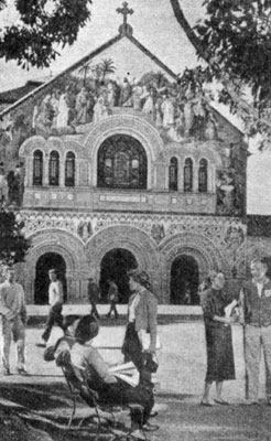 Группа студентов перед зданием Сэнфордского университета