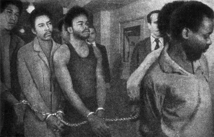 Закованные в цепи, как их деды-рабы, идут молодые американцы. Это 'черные пантеры' - члены радикальной негритянской организации, которую стремится разгромить реакция