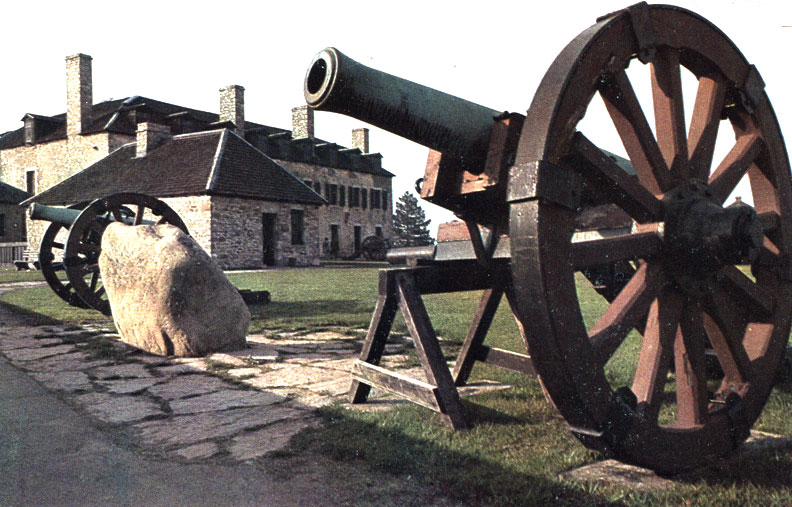 Пушки старого форта в штате Нью-Йорк и уголок старины в городе Санта-Фе