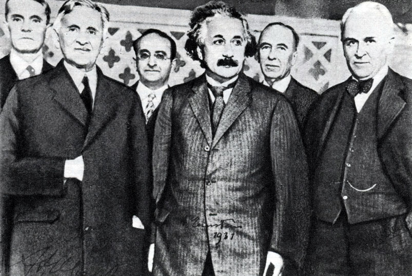 Рис. 54. В 1931 году Майкельсон и Эйнштейн посетили Милликена. Майкельсон подтвердил теорию относительности Эйнштейна; Милликен доказал его квантовую теорию света