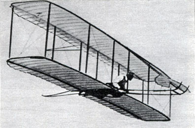 Рис. 61. Планер Райтов, повторенный в 1902 году, был важным этапом в эволюции летательных машин. Только разработав вопросы конструкции, аэродинамики и управления планером, Райты могли приступить к полетам на машинах с двигателем
