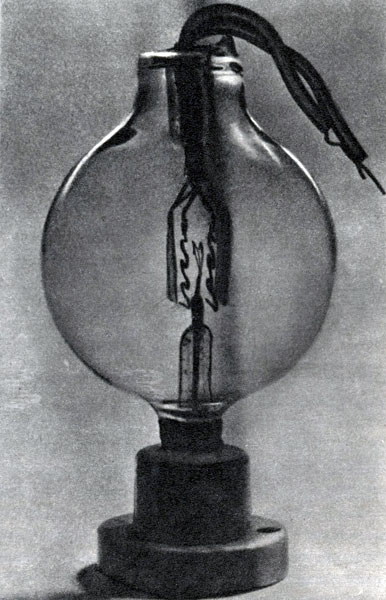 Рис. 65. В 1907 году Ли де Форест взял патент на 'аудион' - одно из важнейших изобретений двадцатого века