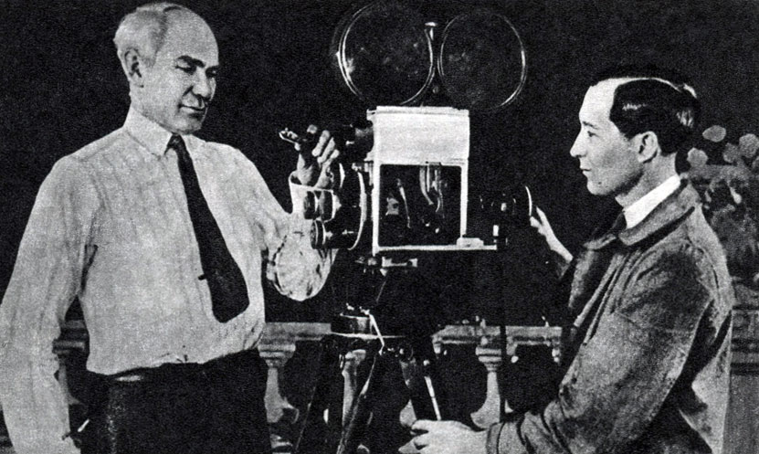 Рис. 66. Де Форест также занимался звуковым кино. Он создал систему 'фонофильм', в которой звуковая дорожка наносилась фотографическим способом на пленку. Но в те времена продюсеры не проявили интереса к звуковому кино