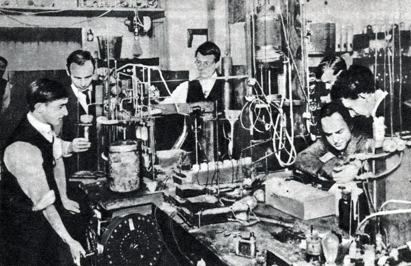 Рис. 68. Ирвинг Лангмюр (в центре) в лаборатории фирмы 'Дженерал Электрик'. 1912 год
