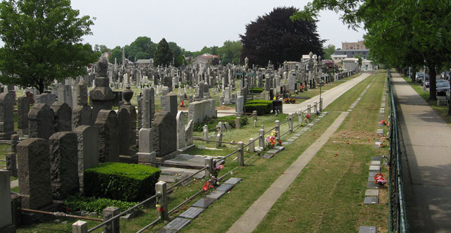   () - https://upload.wikimedia.org/wikipedia/commons/thumb/1/11/Washington_Cemetery.jpg/1920px-Washington_Cemetery.jpg